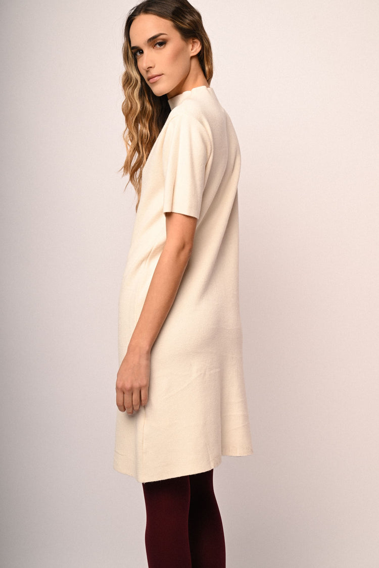 Abito in maglia con collo a lupetto