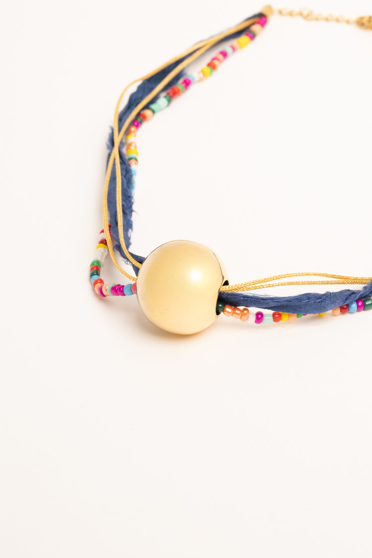Collana con fili e sfera