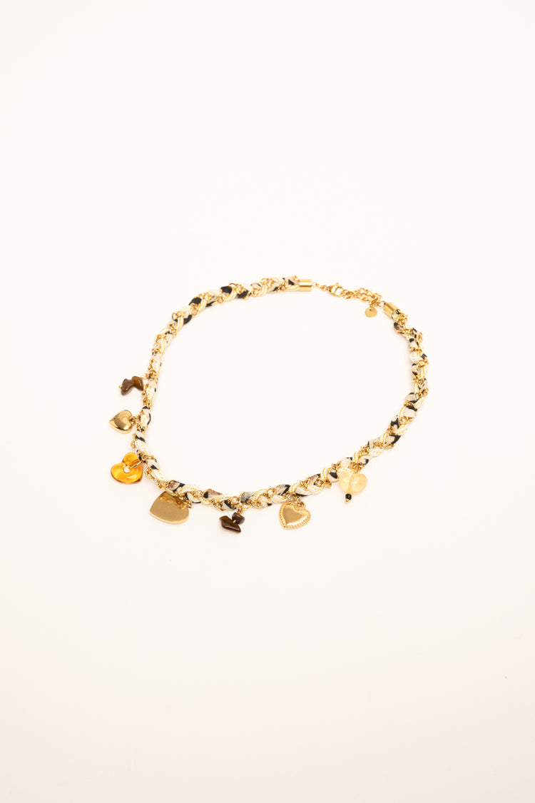 Collana con tessuto e pendenti