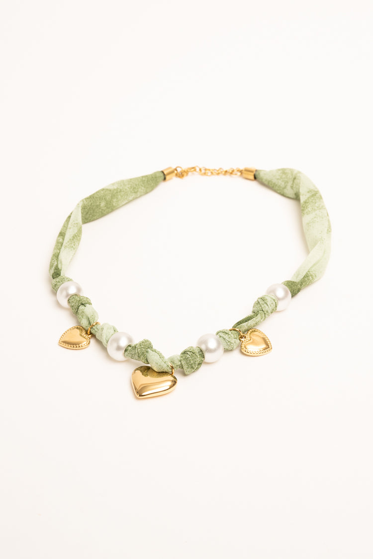 Collana con tessuto e pendenti