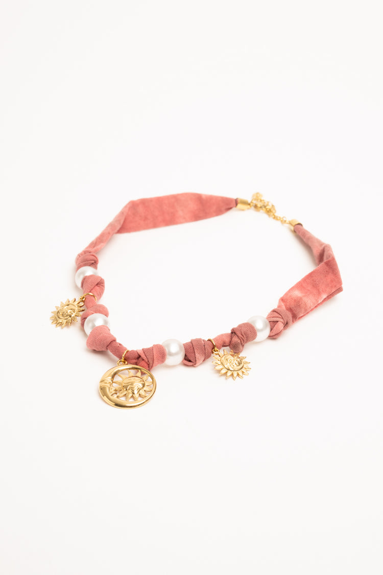 Collana con tessuto e pendenti