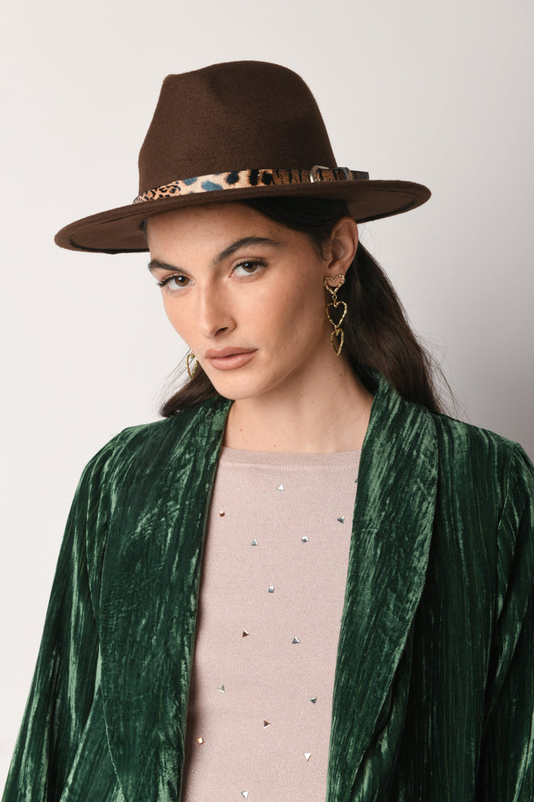 Cappello con cinturino animalier