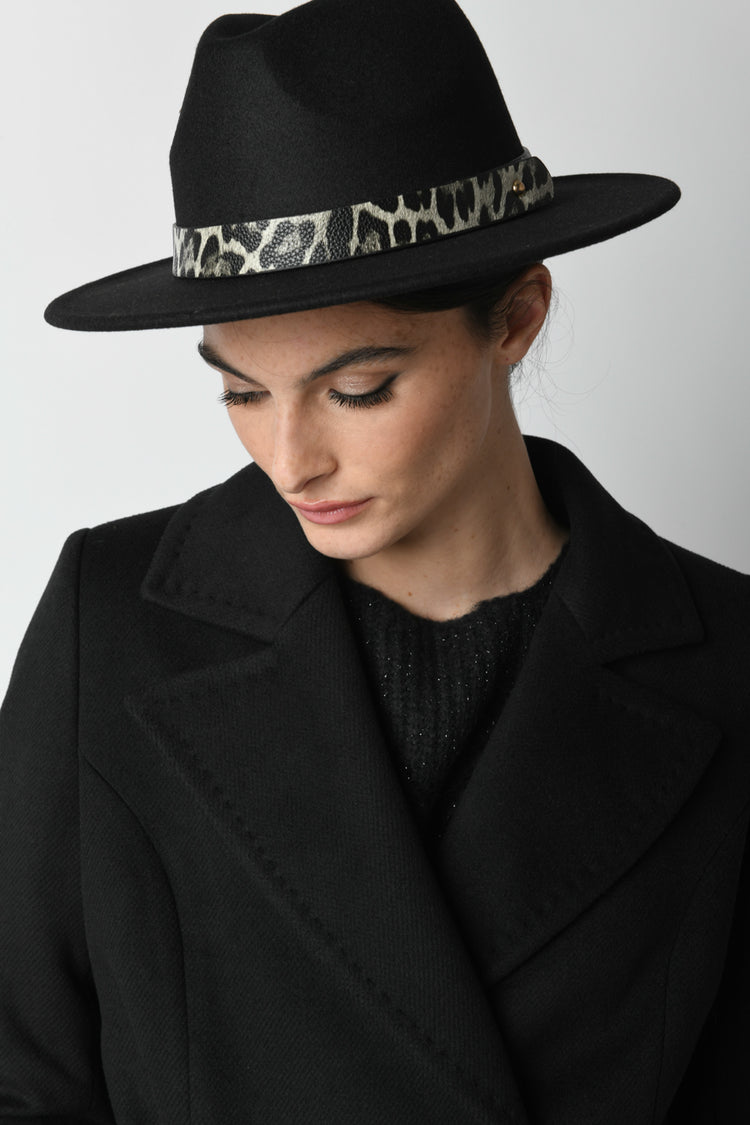 Cappello con cinturino animalier