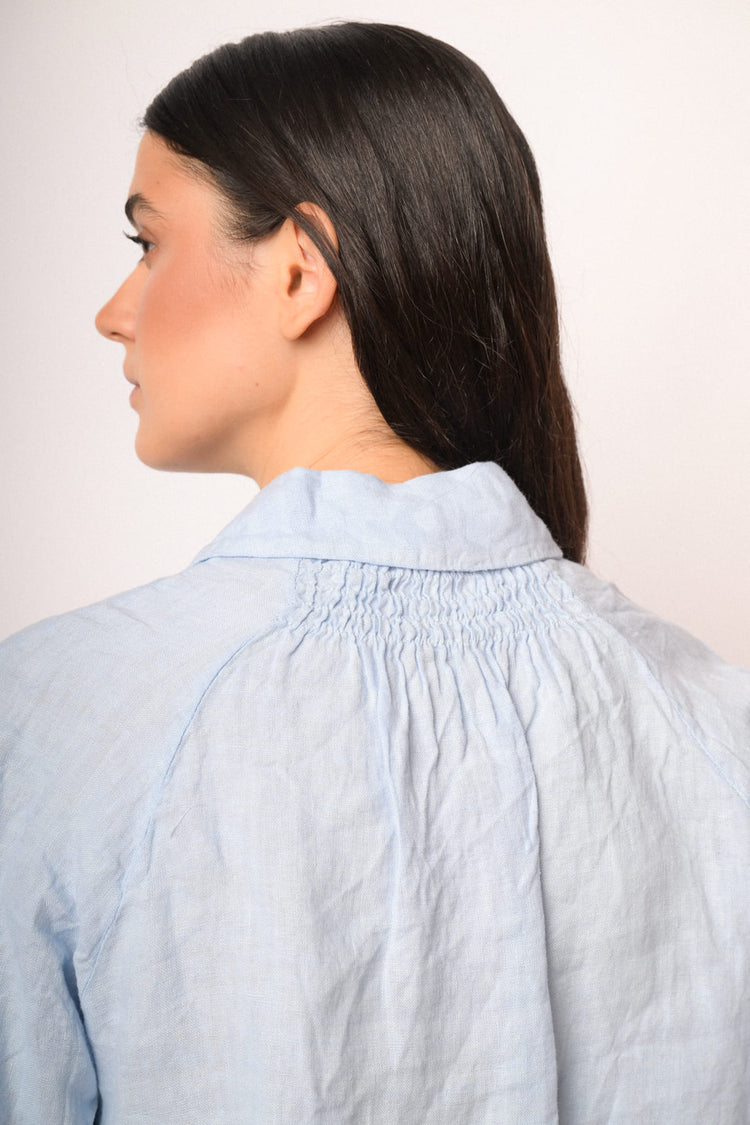 Camicia cropped in lino azzurra