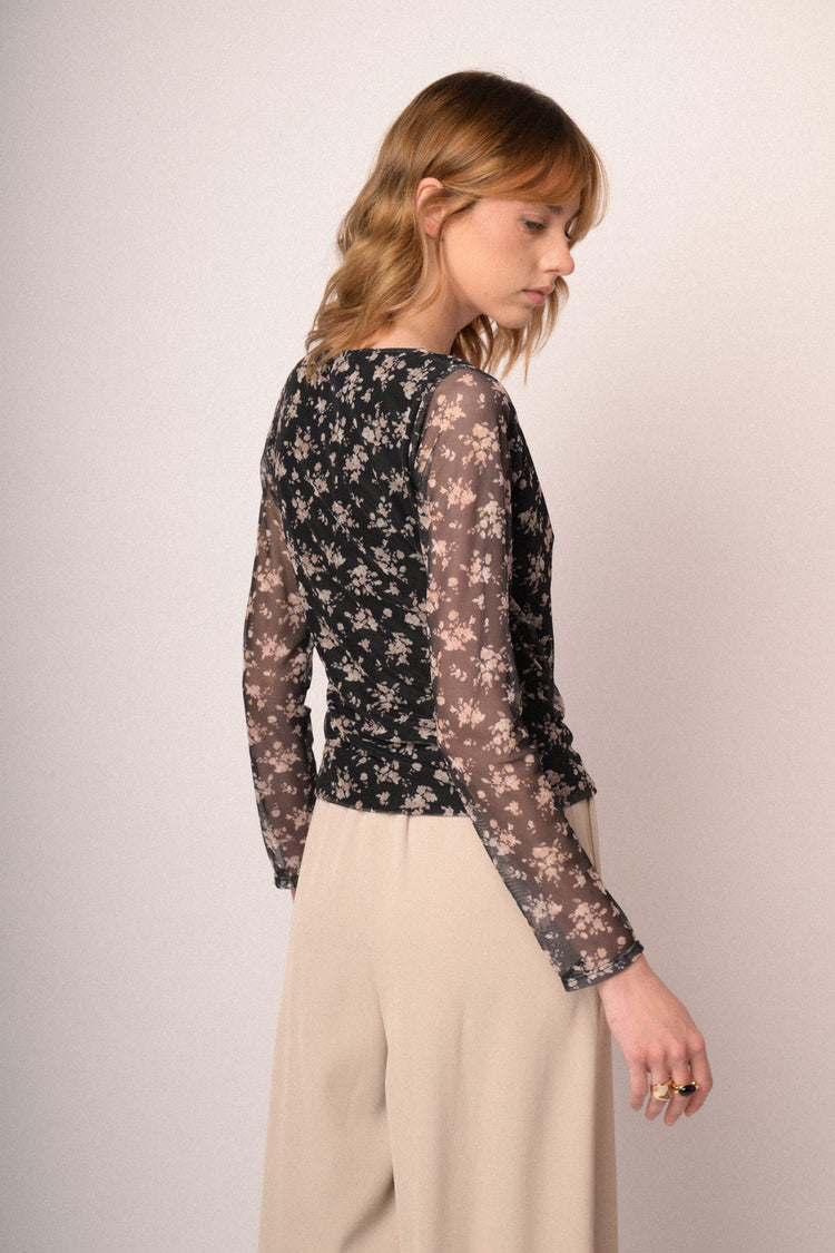 Top a maniche lunghe in tulle nero con stampa floreale