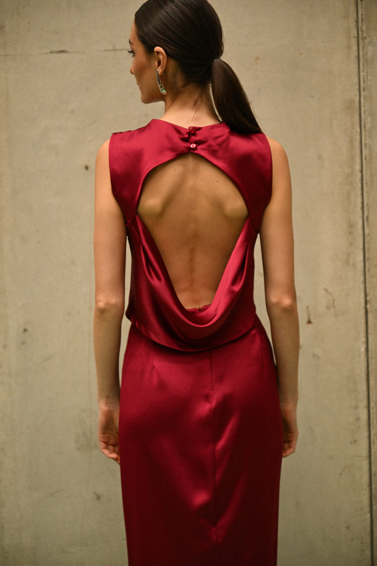 Top in raso con cut-out sul retro