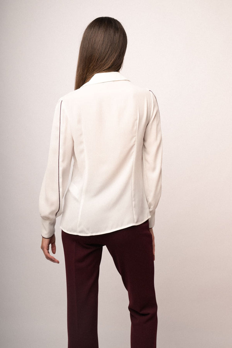 Camicia con profili bordeaux