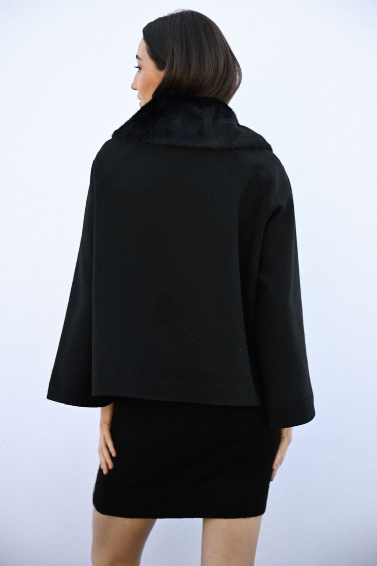 Cappotto corto con colletto in faux fur