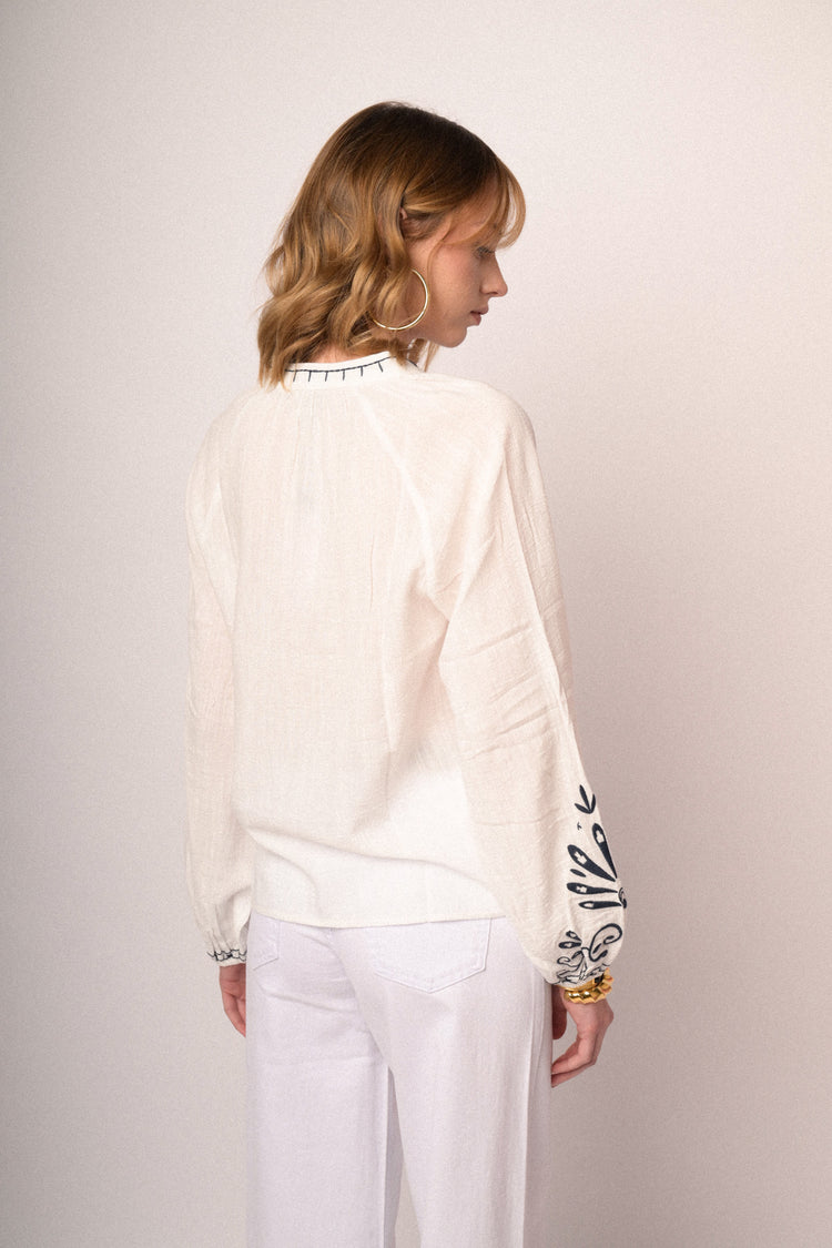 Blusa bianca in cotone e viscosa con ricami neri