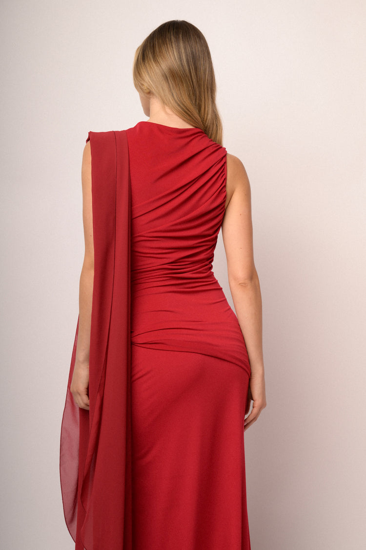 Abito lungo e drappeggiato con stola rosso