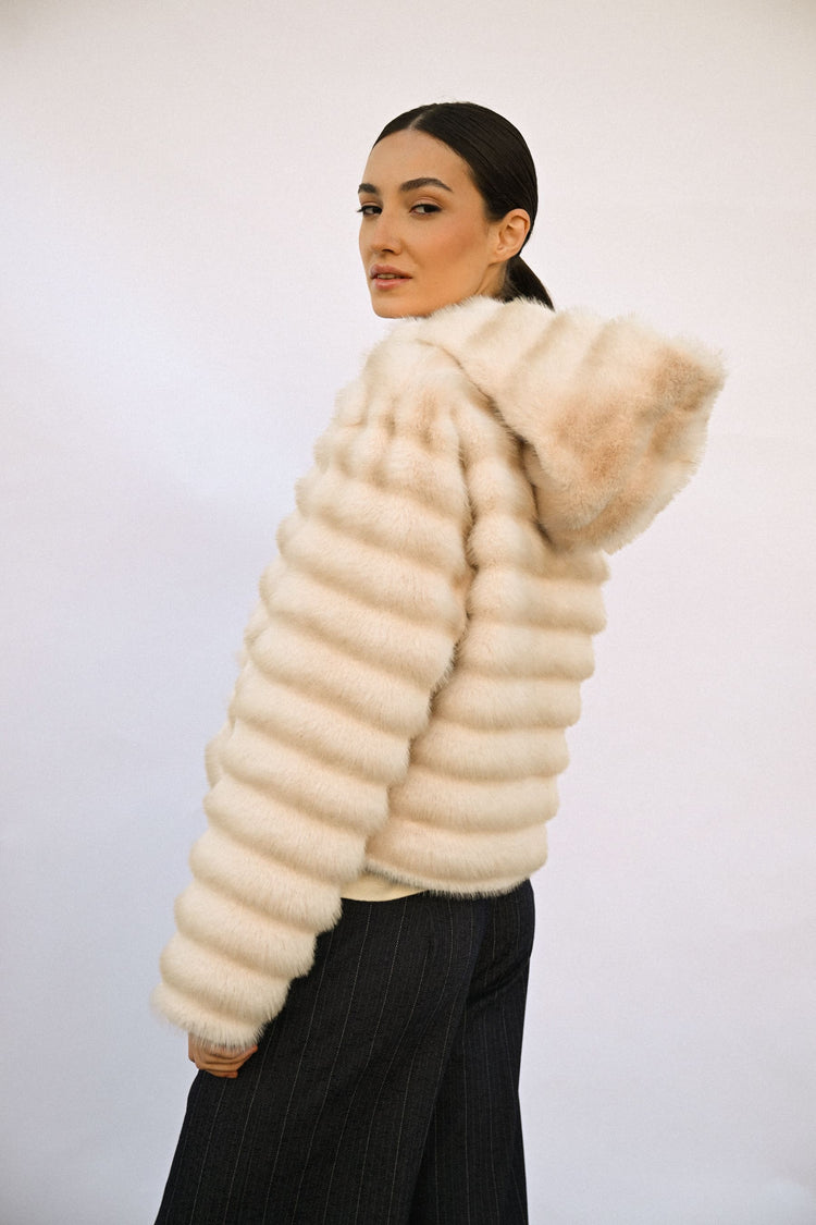 Giacca in faux fur matelassé con cappuccio