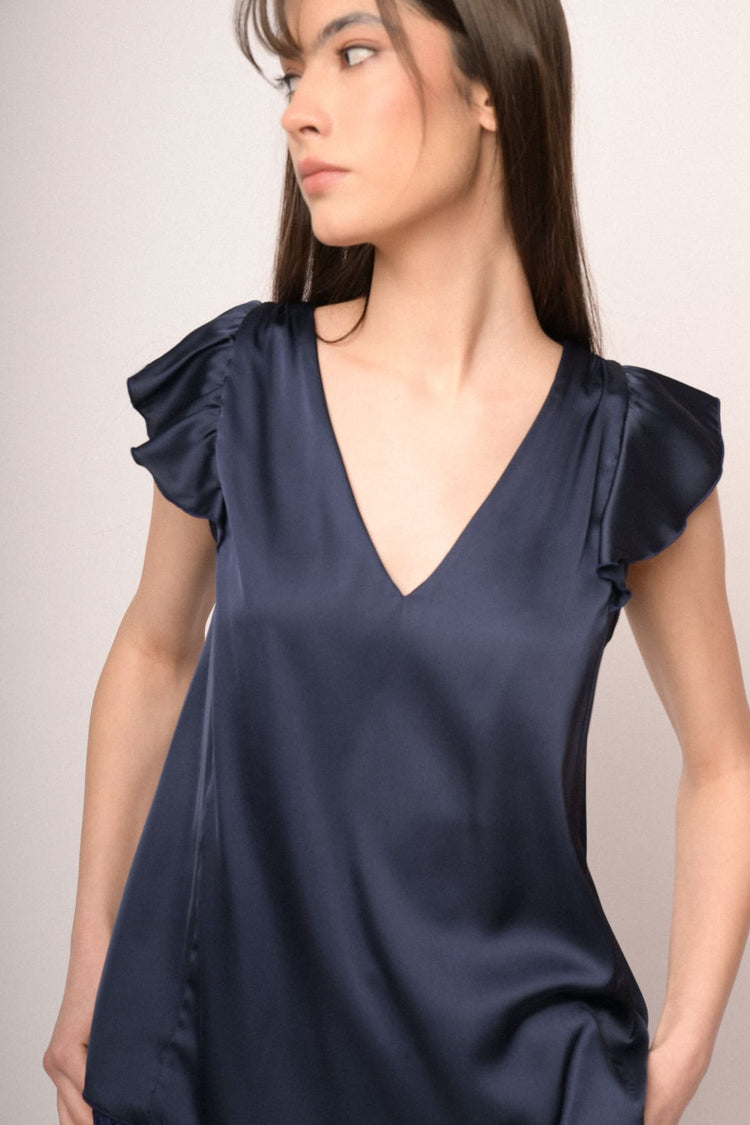 Top in raso blu con scollo a V e maniche ad aletta