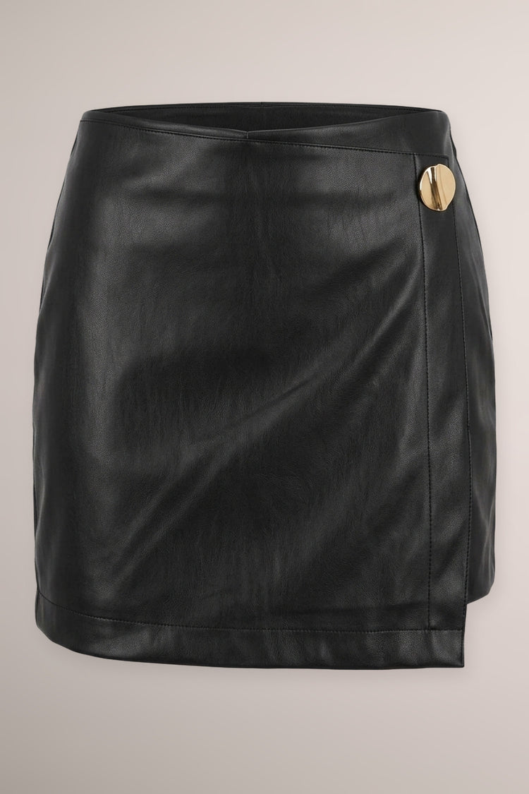 Minigonna in similpelle nera con bottone