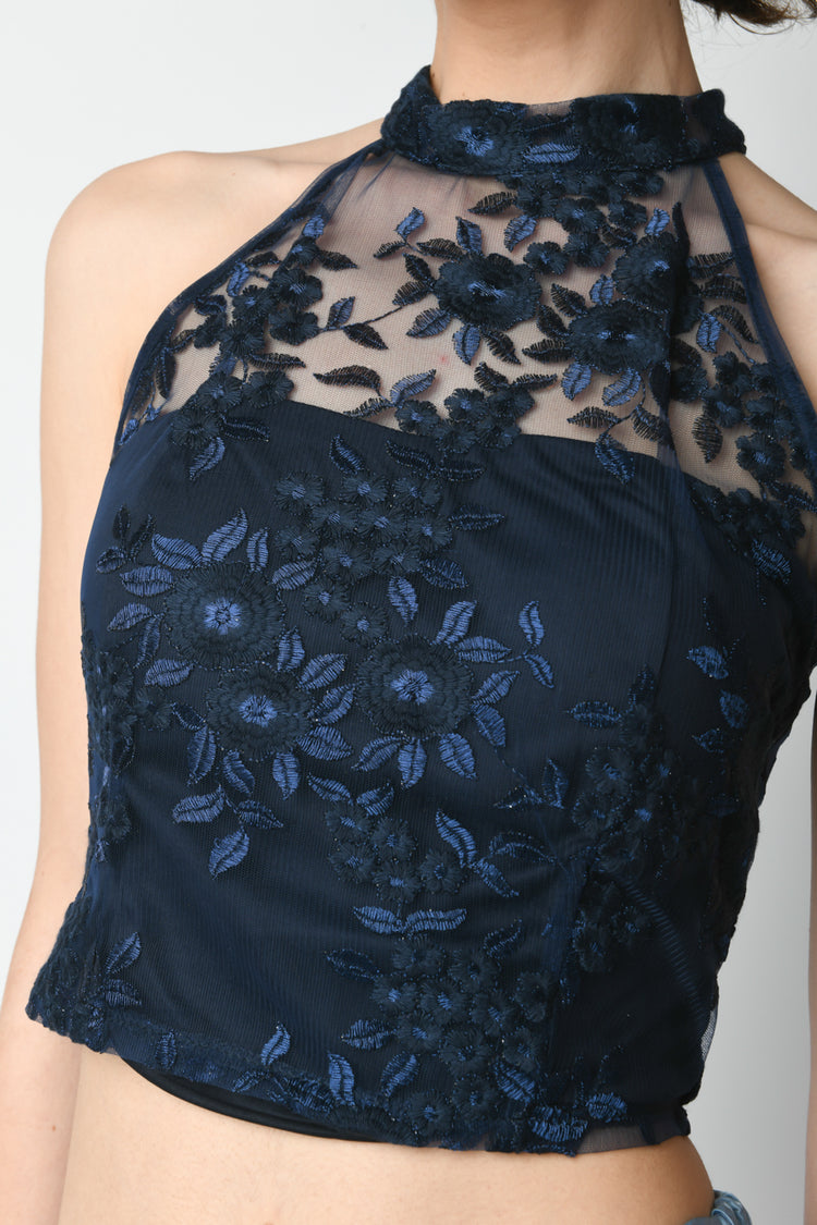 Top crop in tulle con ricami