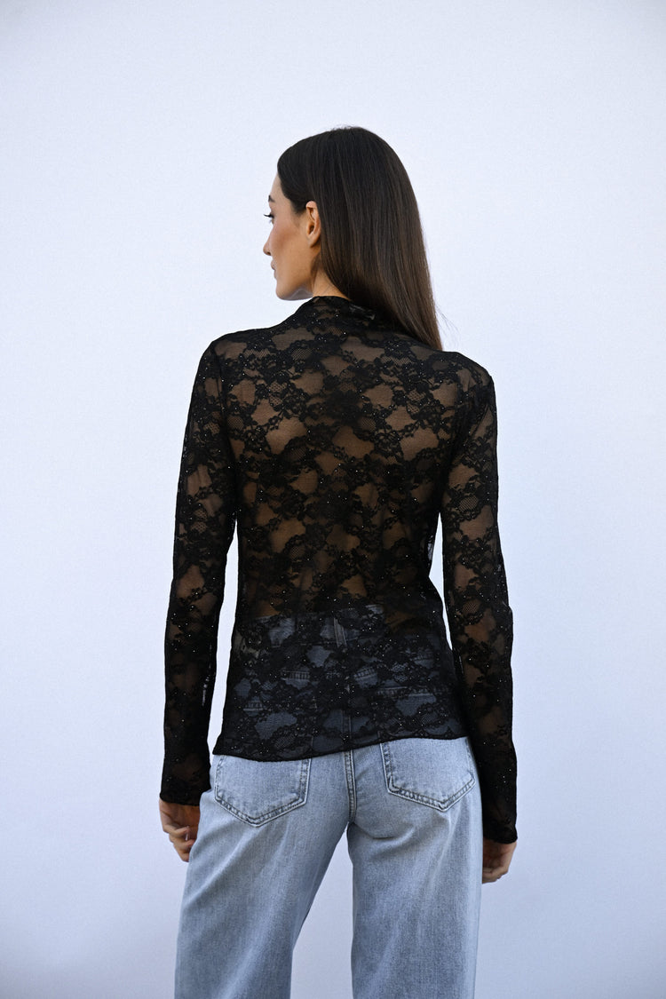 Top in pizzo con paillettes e collo a cratere