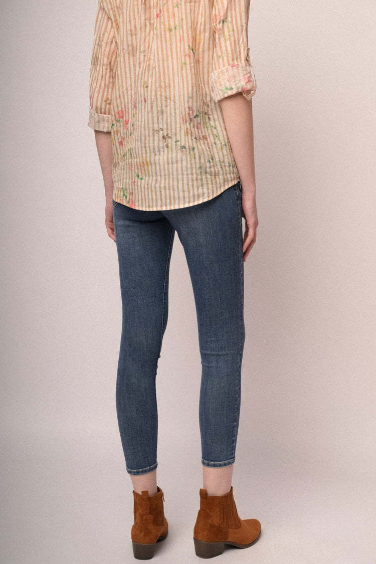 Jeans skinny in denim blu con bottoni