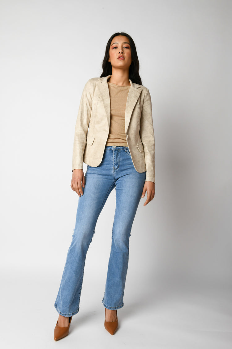 Jeans a zampa con bottone gioiello
