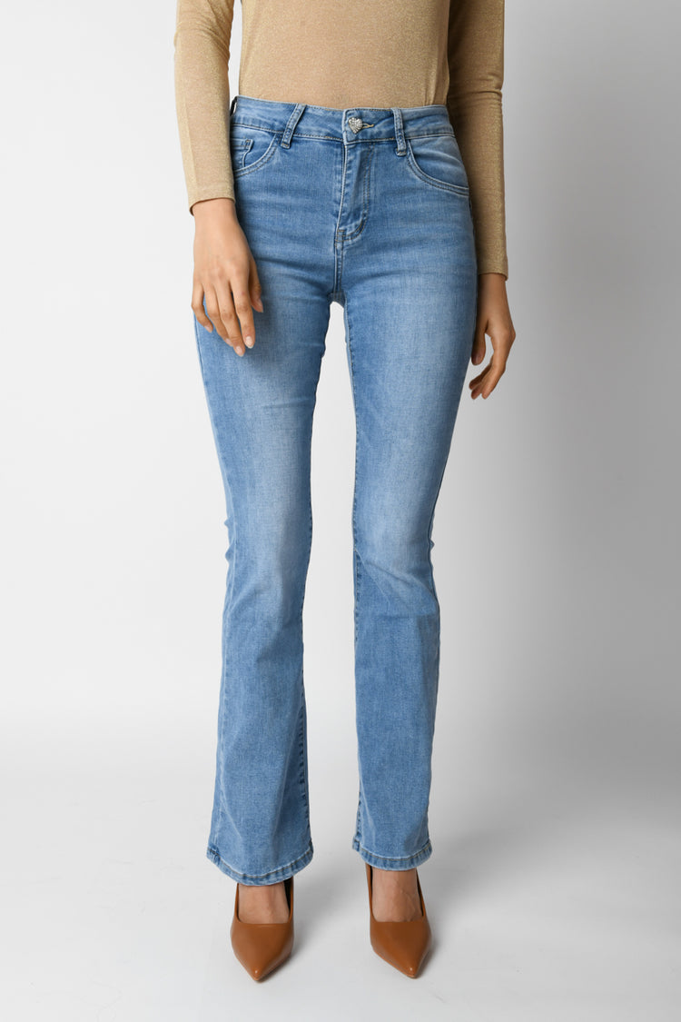 Jeans a zampa con bottone gioiello