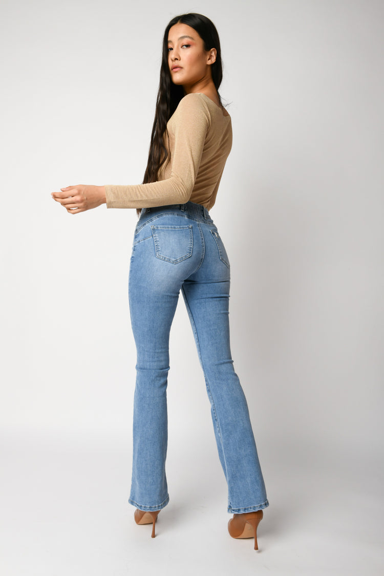 Jeans a zampa con bottone gioiello