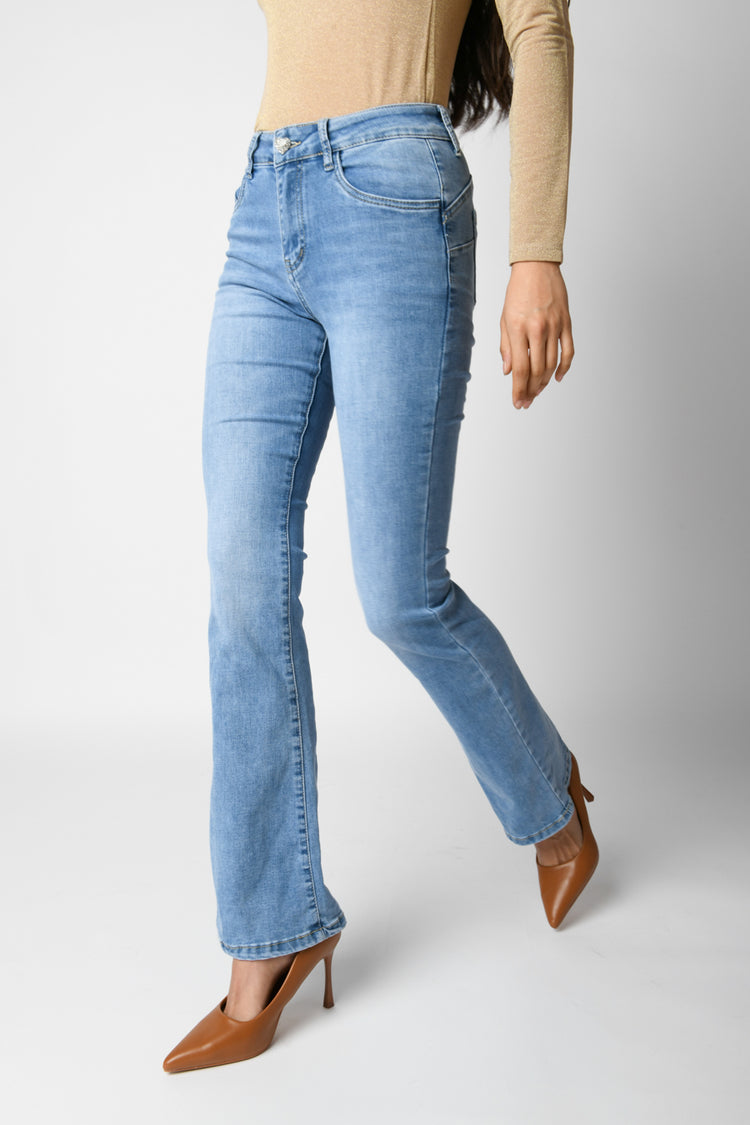 Jeans a zampa con bottone gioiello