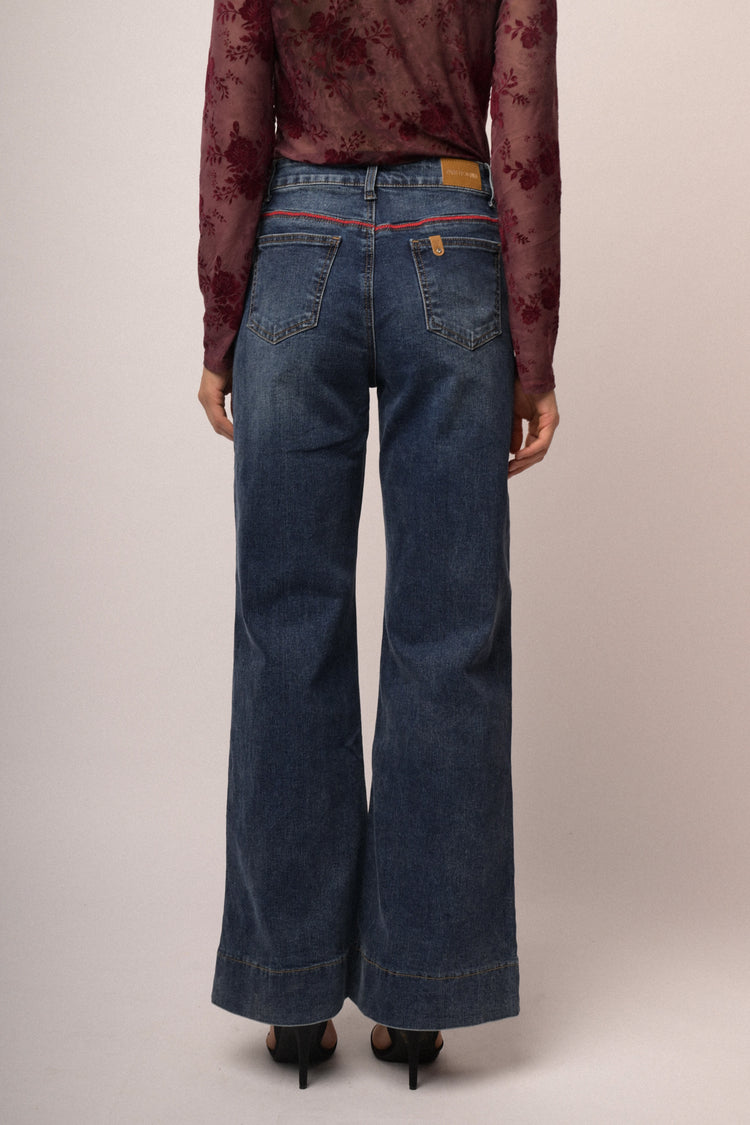 Jeans zampa scuro con ricami