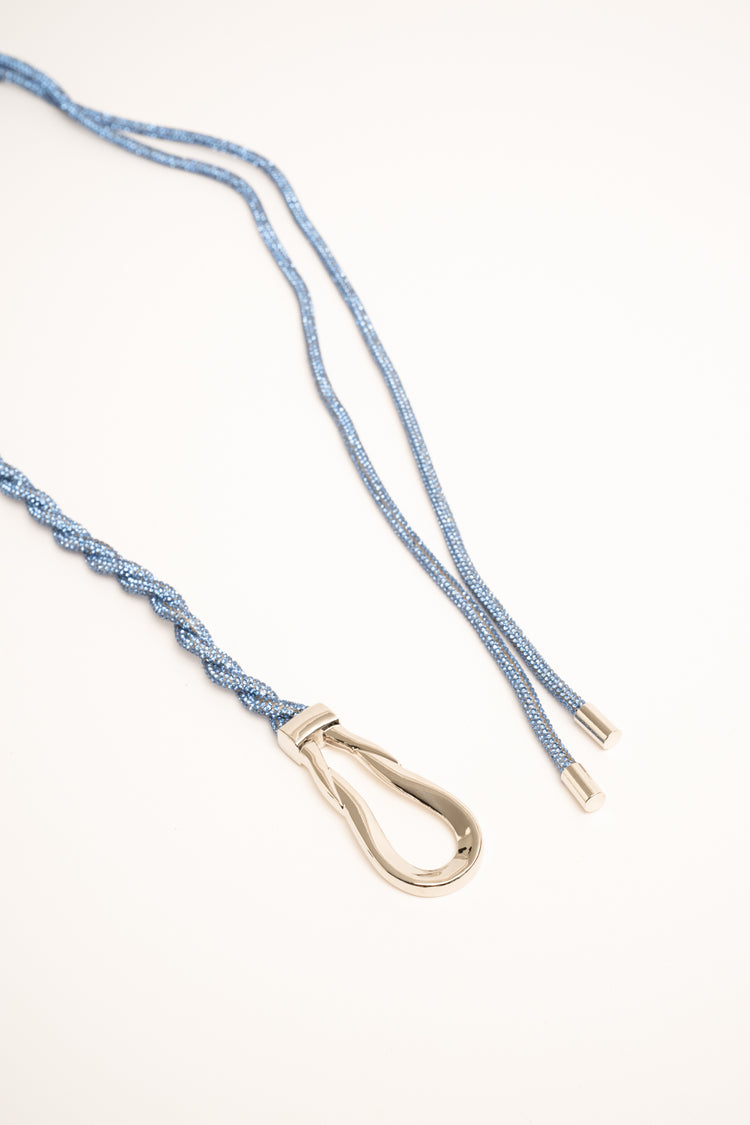 Cintura intrecciata azzurra ad anello con strass