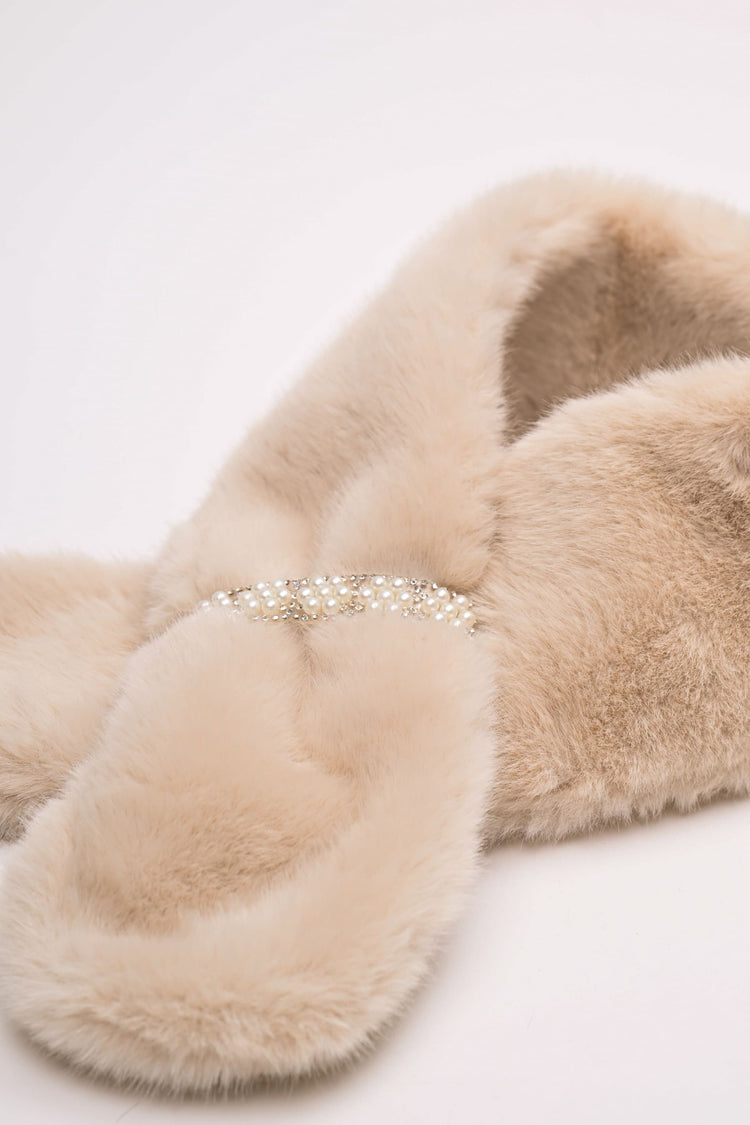 Sciarpa in faux fur con anello-gioiello