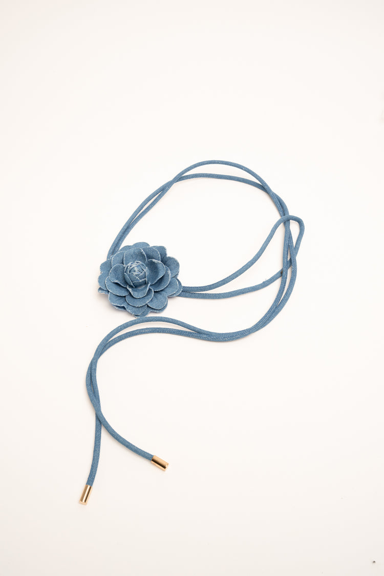 Cintura sottile in denim azzurro con fiore 3D
