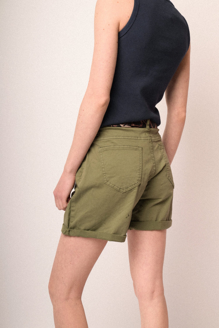 Shorts in cotone verde oliva con cintura-foulard