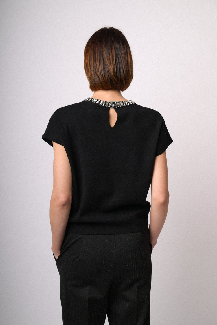 Maglia nera con girocollo gioiello