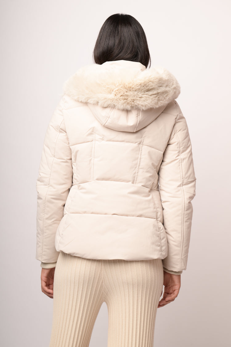 Piumino corto beige con cappuccio in faux fur