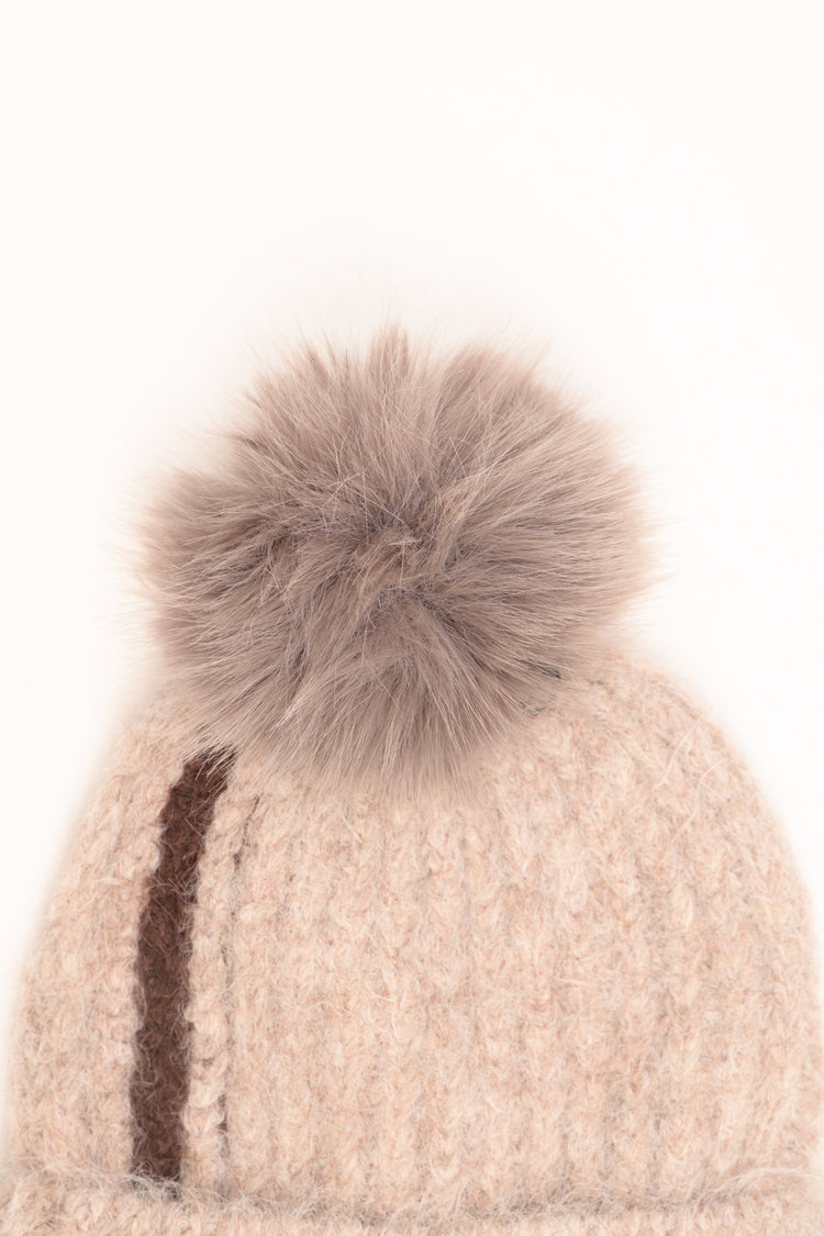 Cappello con pon pon e dettagli fango
