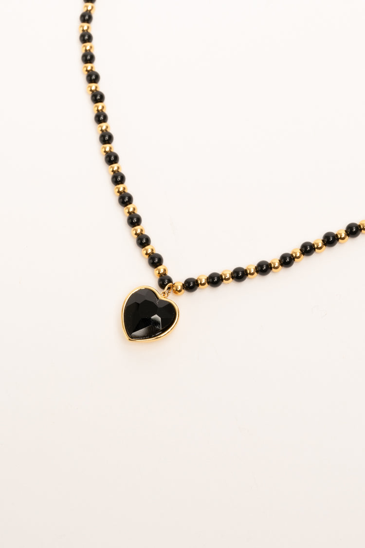 Collana con perline e pendente a cuore nero