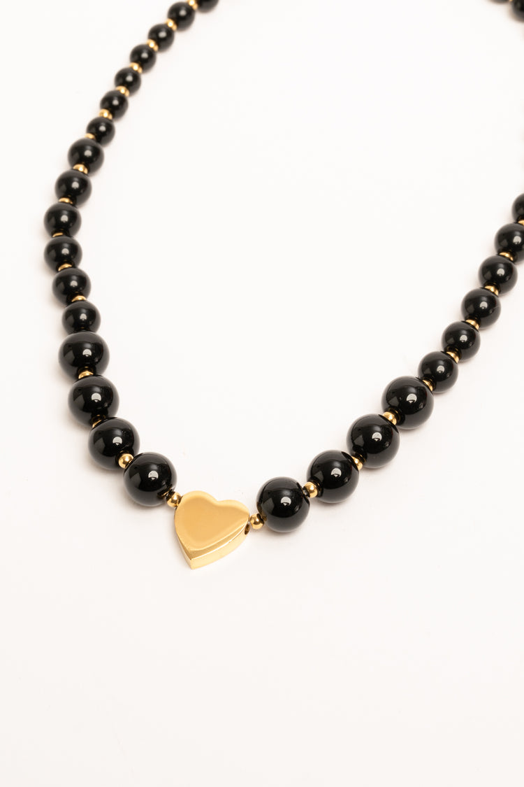 Collana con perle nere e pendente a cuore