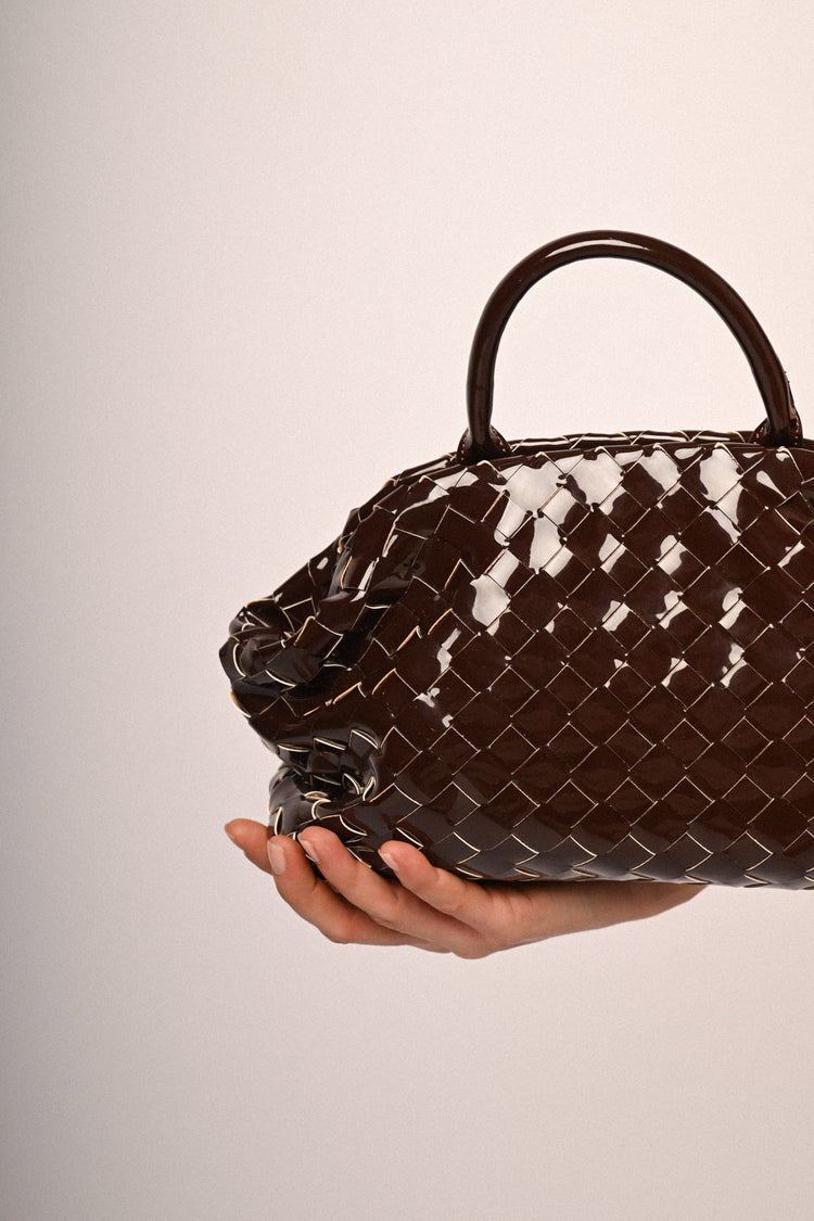 Borsa a mano in vernice con motivo intrecciato
