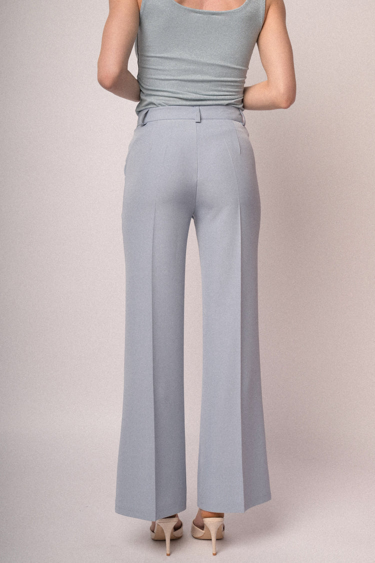 Pantaloni basic a gamba svasata