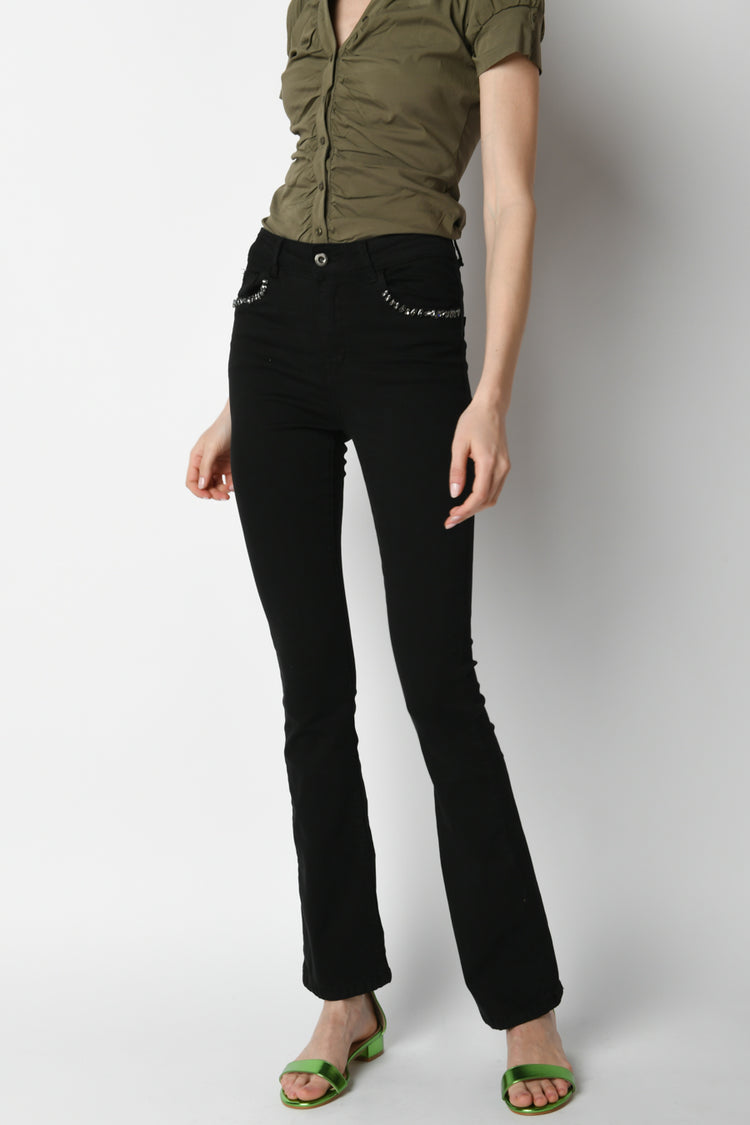 Jeans svasati con cristalli decorativi
