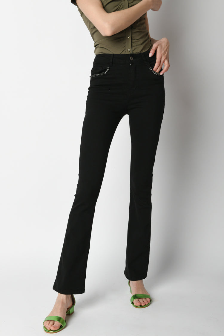 Jeans svasati con cristalli decorativi