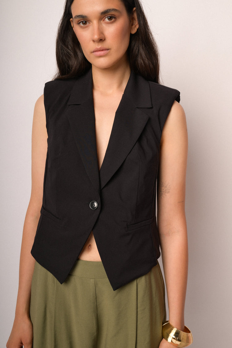 Gilet nero con revers e bottone