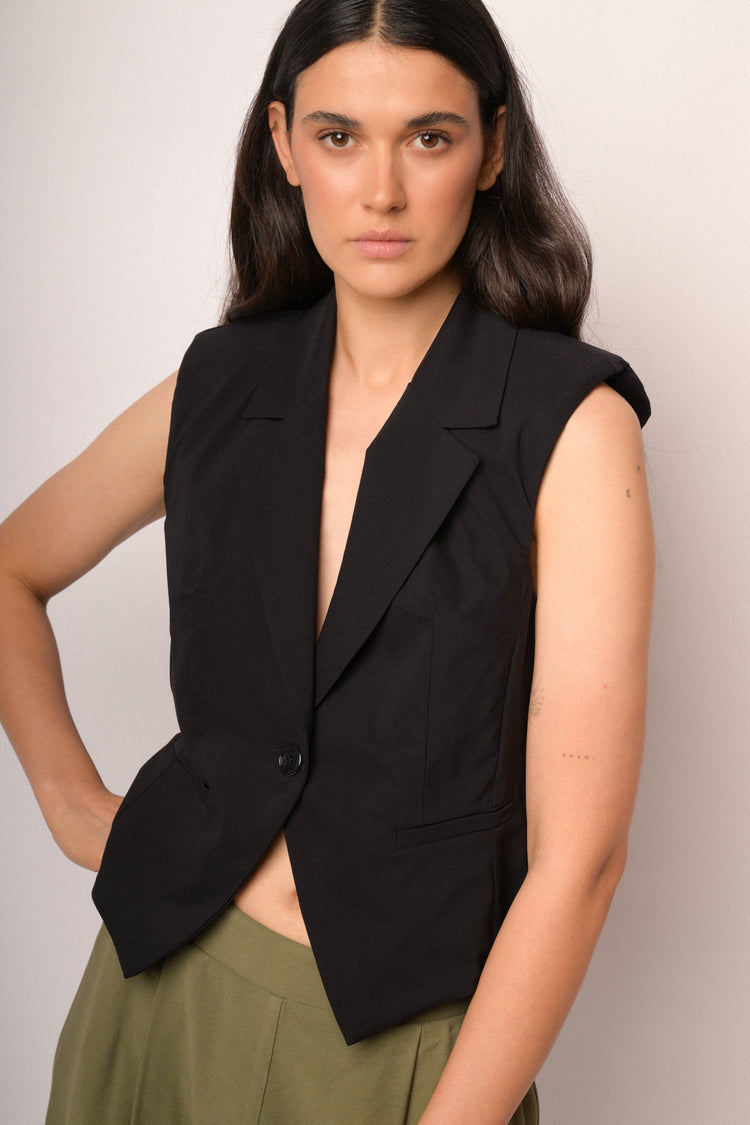 Gilet nero con revers e bottone