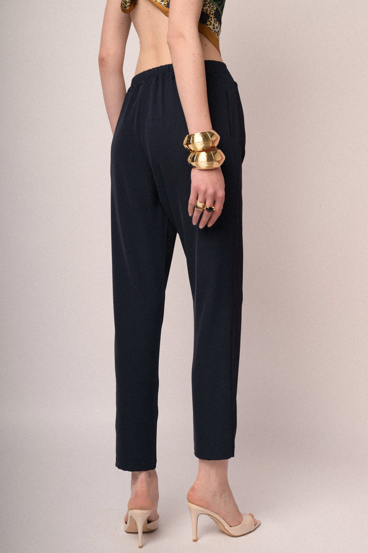 Pantaloni basic in crêpe fluido blu con pieghe