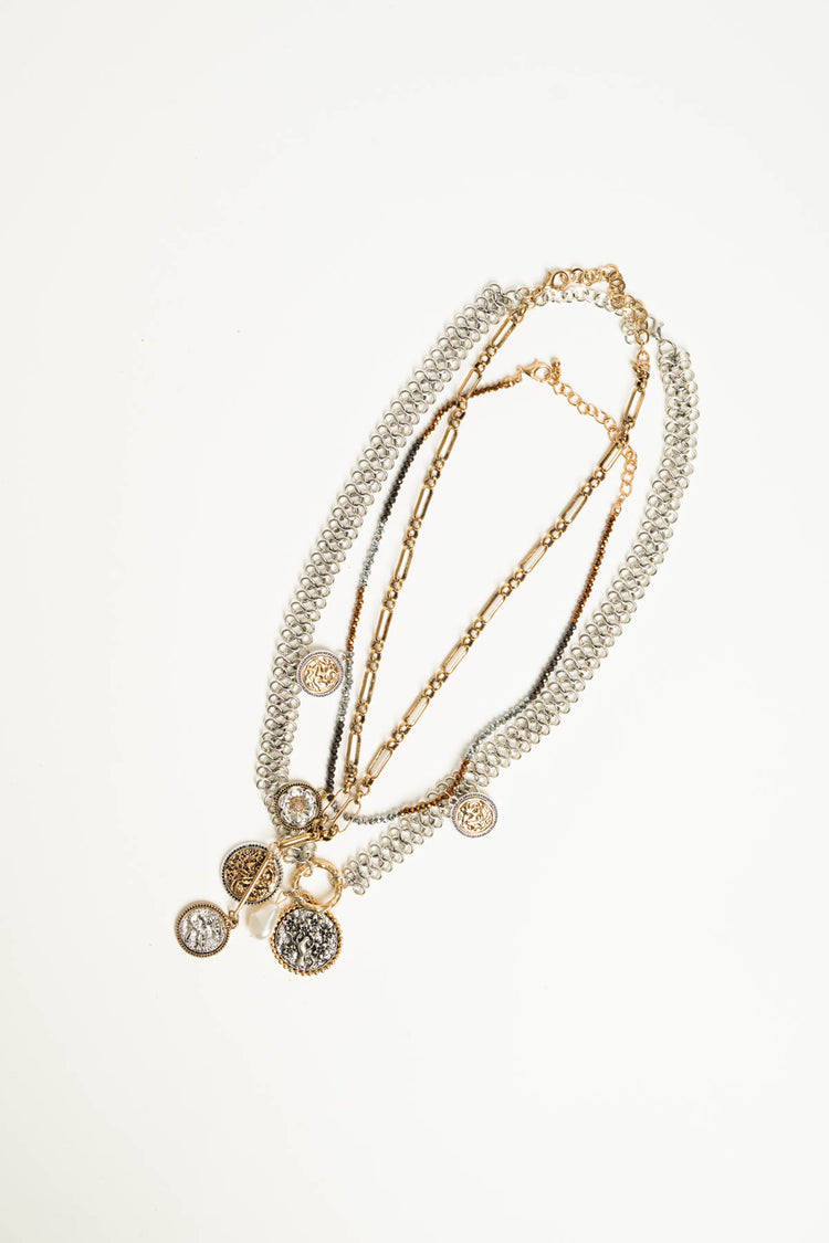 Collana multifili con medaglie