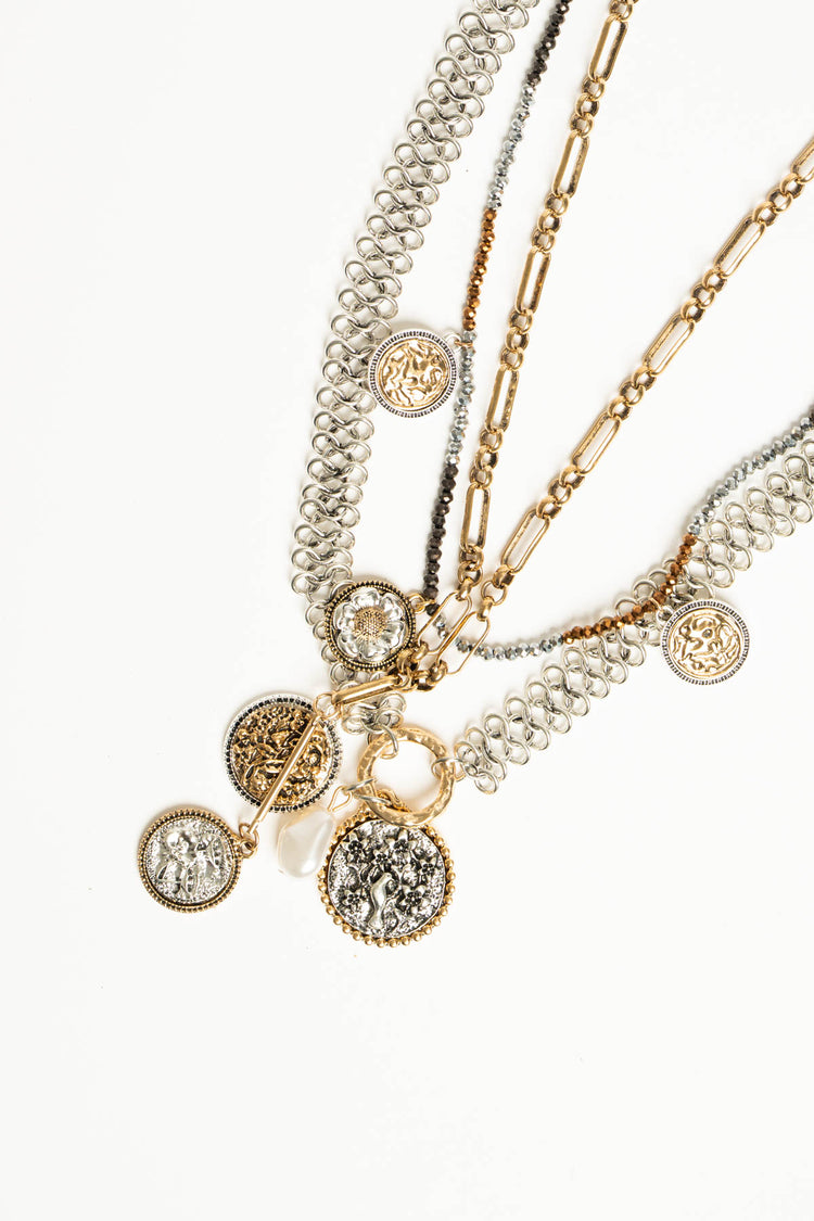 Collana multifili con medaglie