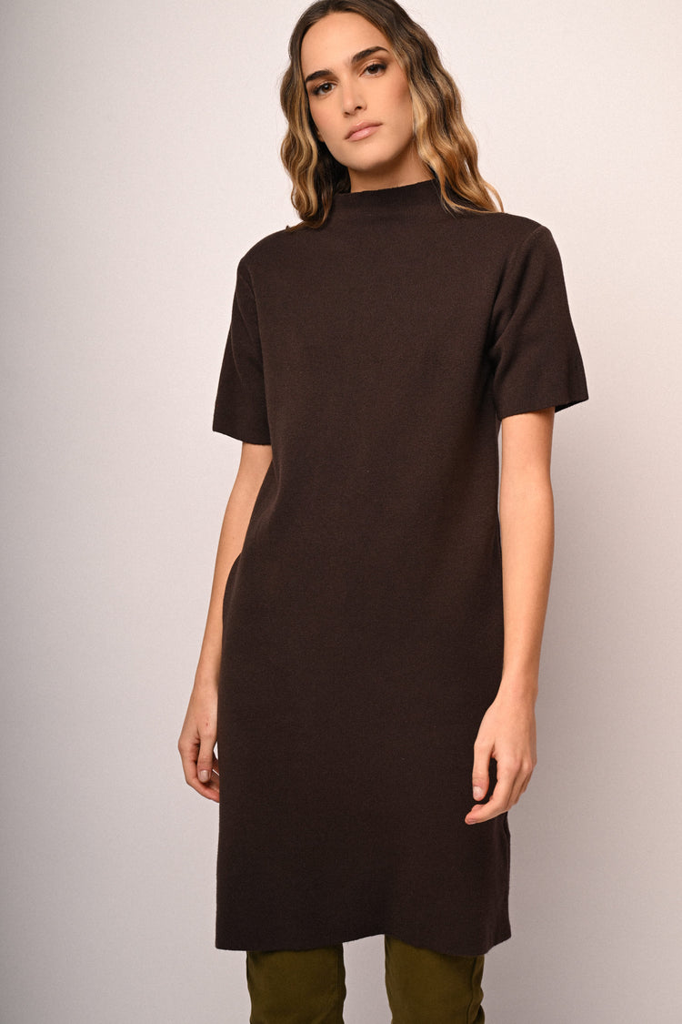 Abito in maglia con collo a lupetto