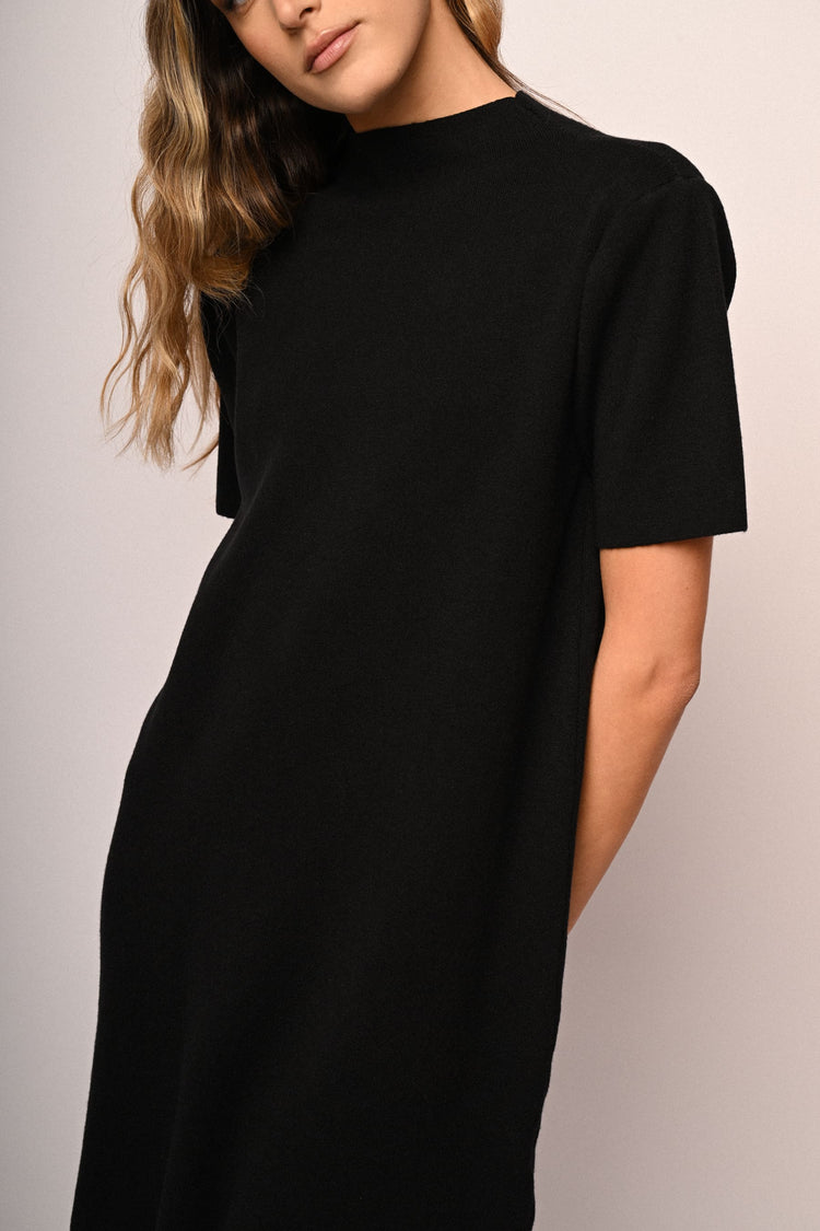 Abito in maglia con collo a lupetto