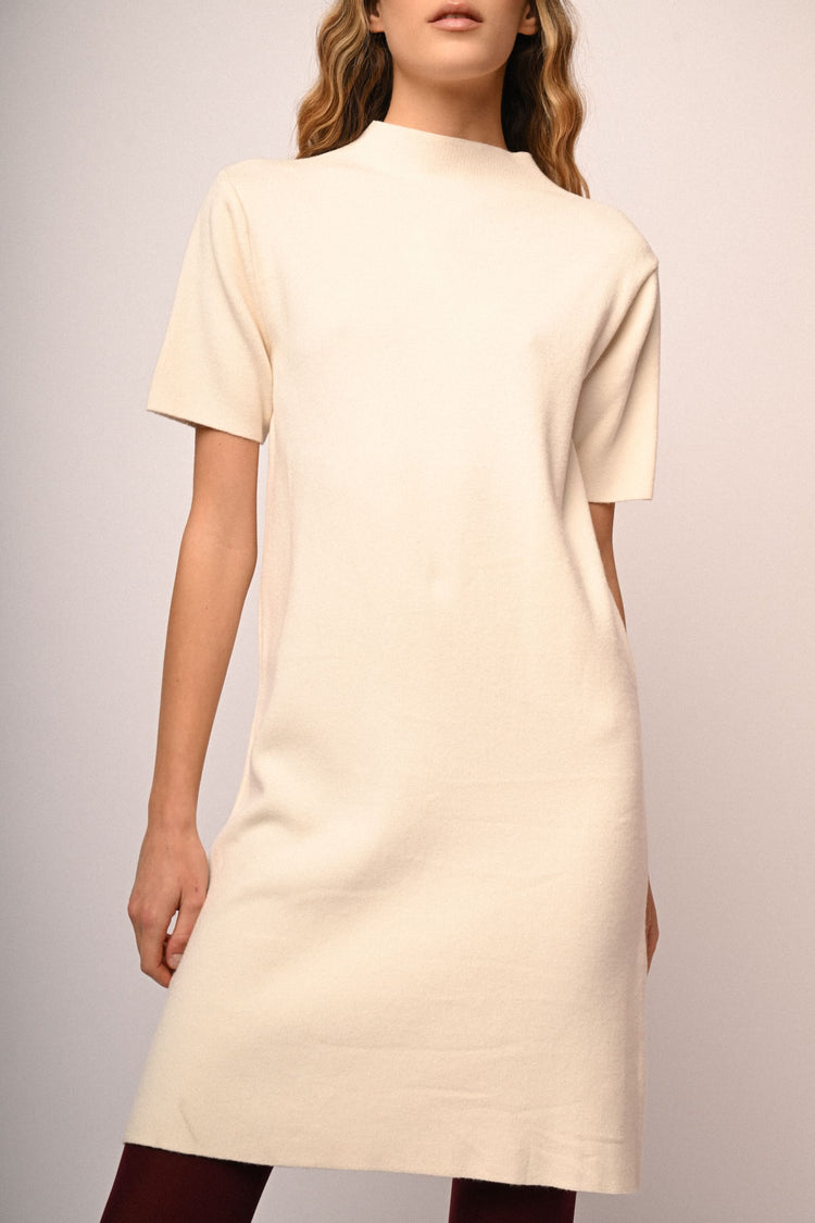 Abito in maglia con collo a lupetto