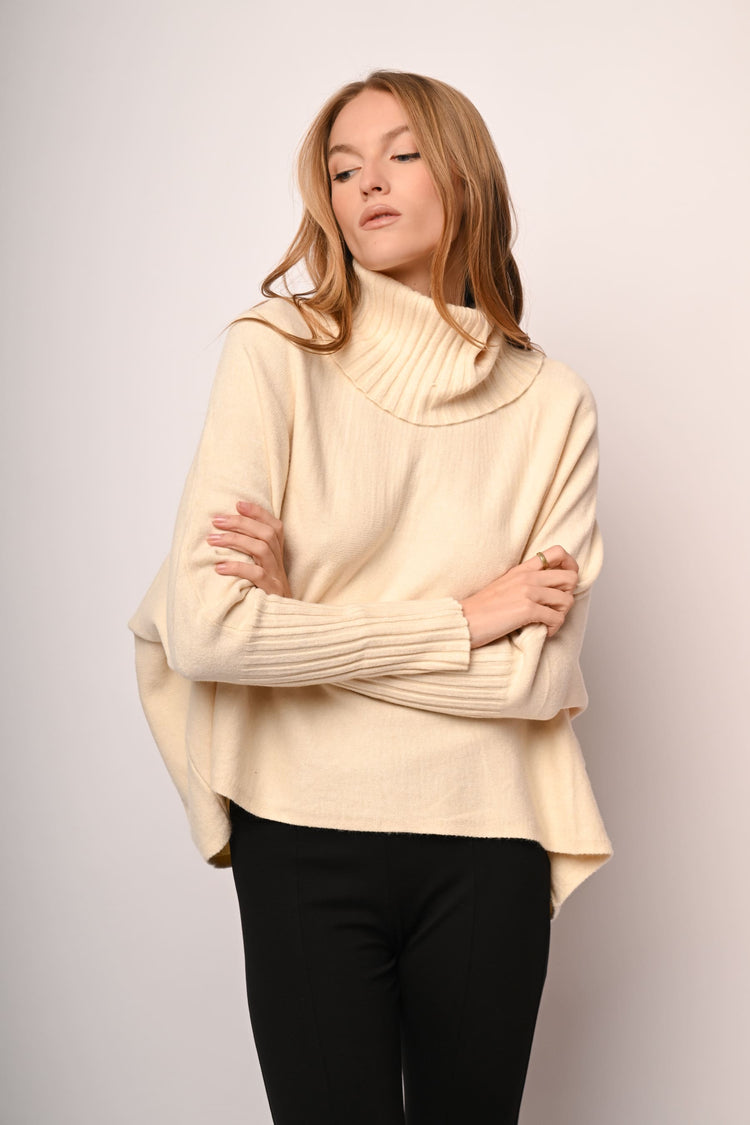 Dolcevita oversize con maniche a pipistrello