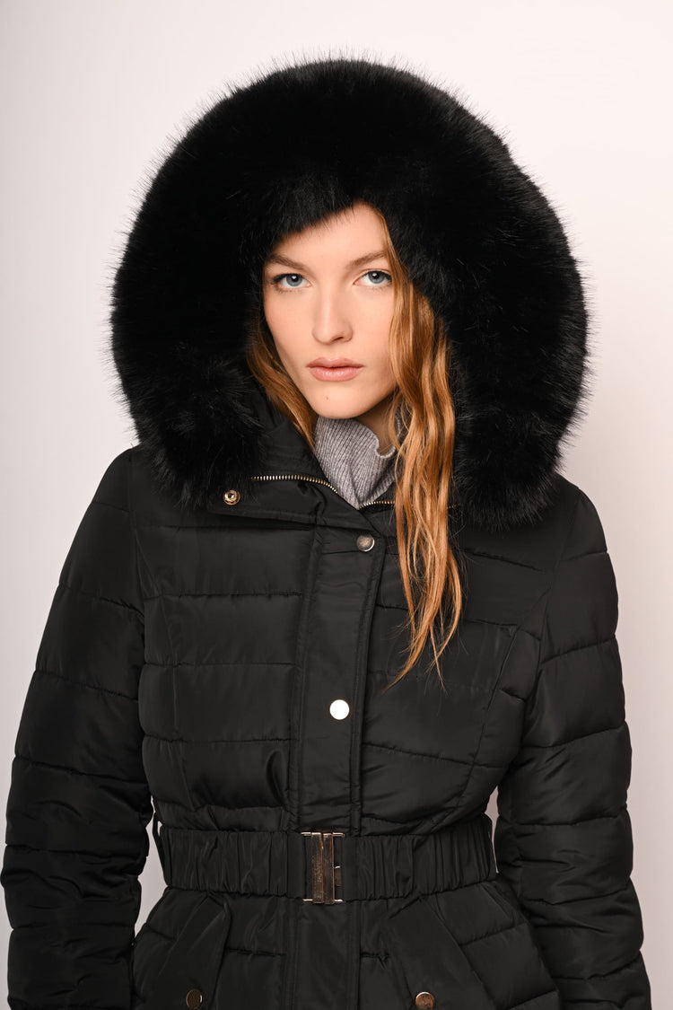 Piumino con cappuccio in faux fur e cintura
