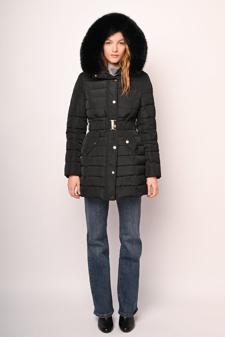 Piumino con cappuccio in faux fur e cintura
