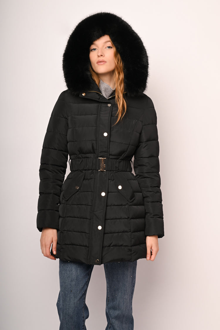 Piumino con cappuccio in faux fur e cintura